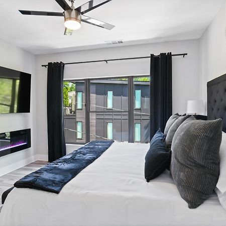 The Red Door - Ultra Modern Atlanta Home - Designedbydom Exterior photo